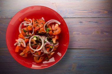 domates, soğan, ahşap arka plan üzerinde bir tabakta rezene