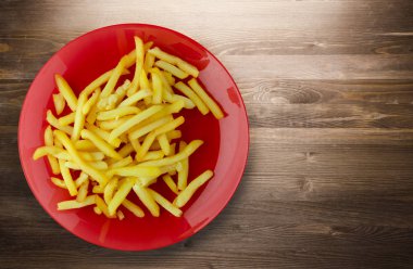  ahşap arka plan üzerinde patates kızartma 