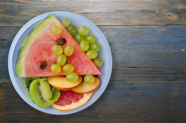 Sliced fruit on a plate — Stock Photo, Image