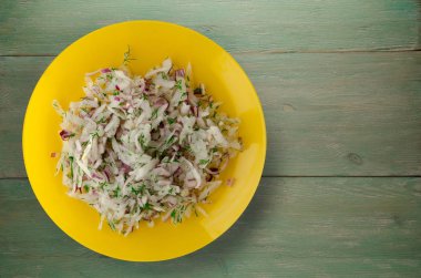 salata daikon, soğan ve bir tahta üzerine dereotu 