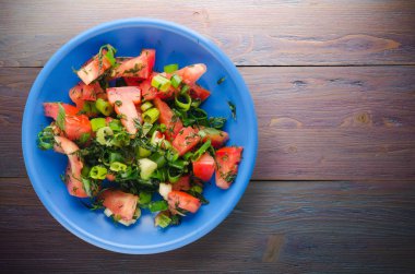 domates, soğan, ahşap arka plan üzerinde bir tabakta rezene