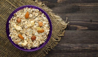 Fındık yulaf ezmesi. Ahşap bir masa üzerinde yulaf ezmesi. Yulaf ezmesi Üstten Görünüm. 