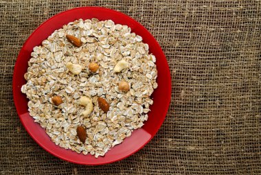 Fındıklı müsli. müsli ahşap bir masa üzerinde. müsli üstten görünüm. Hea