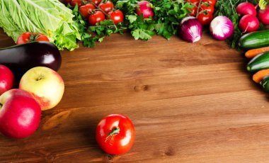  Tahta arka planda taze sebzeler