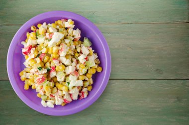 bir tepside Yengeç Salatası 