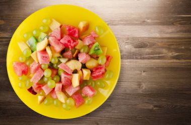   Vejetaryen salata meyve bir plaka üzerinde