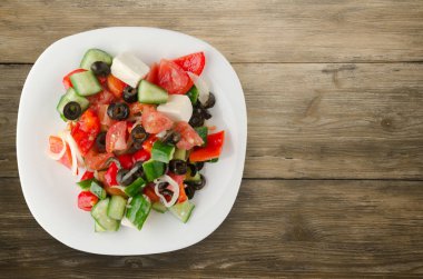 Ahşap arka plan üzerinde Yunan salatası 