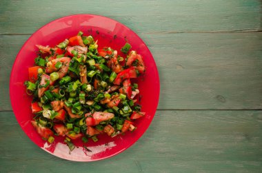 domates, soğan, ahşap arka plan üzerinde bir tabakta rezene