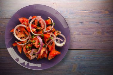 domates, soğan, ahşap arka plan üzerinde bir tabakta rezene