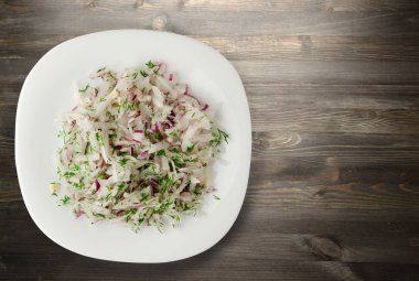 salata daikon, soğan ve bir tahta üzerine dereotu 