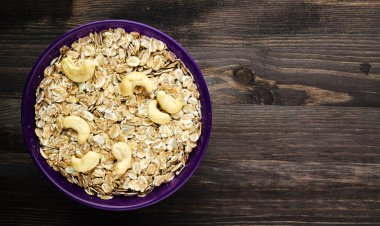 Fındık yulaf ezmesi. Ahşap bir masa üzerinde yulaf ezmesi. Yulaf ezmesi Üstten Görünüm. 