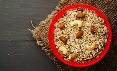 Fındık yulaf ezmesi. Ahşap bir masa üzerinde yulaf ezmesi. Yulaf ezmesi Üstten Görünüm. 