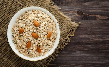 Fındıklı müsli. müsli ahşap bir masa üzerinde. müsli üstten görünüm. Hea