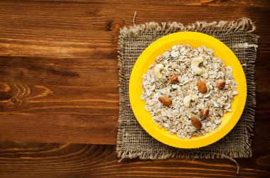 Fındıklı müsli. müsli ahşap bir masa üzerinde. müsli üstten görünüm. Hea