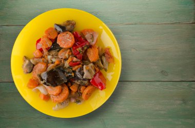 ahşap arka plan üzerinde sebze güveç 