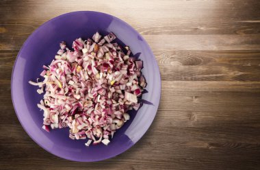 ahşap arka plan üzerinde kırmızı soğan 