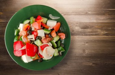 Ahşap arka plan üzerinde Yunan salatası 