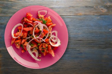 domates, soğan, ahşap arka plan üzerinde bir tabakta rezene