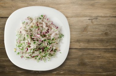 salata daikon, soğan ve bir tahta üzerine dereotu 