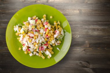 bir tepside Yengeç Salatası 