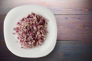 ahşap arka plan üzerinde kırmızı soğan 