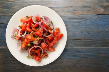 domates, soğan, ahşap arka plan üzerinde bir tabakta rezene