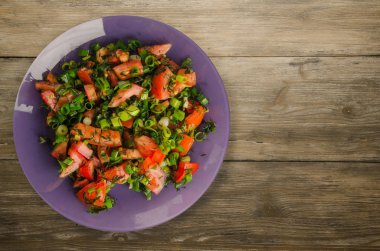 domates, soğan, ahşap arka plan üzerinde bir tabakta rezene