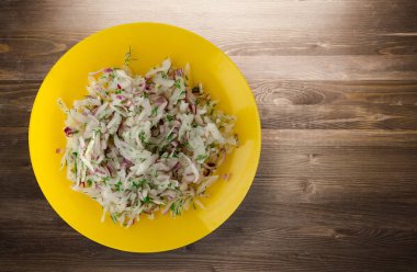 salata daikon, soğan ve bir tahta üzerine dereotu 