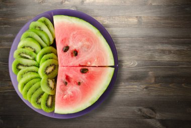 karpuz ve bir tabağa dilimlenmiş kivi  