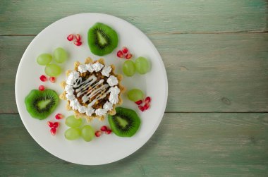 tatlı kek ve meyve (üzüm, kivi, nar) bir woode