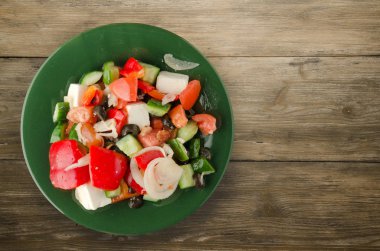 Ahşap arka plan üzerinde Yunan salatası 