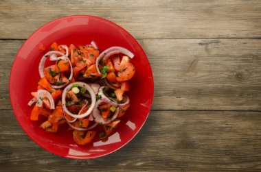 domates, soğan, ahşap arka plan üzerinde bir tabakta rezene