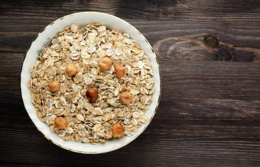 Fındık yulaf ezmesi. Ahşap bir masa üzerinde yulaf ezmesi. Yulaf ezmesi Üstten Görünüm. 