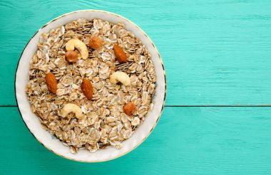 Fındık yulaf ezmesi. Ahşap bir masa üzerinde yulaf ezmesi. Yulaf ezmesi Üstten Görünüm. 