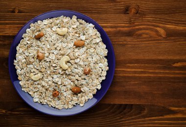 Fındıklı müsli. müsli ahşap bir masa üzerinde. müsli üstten görünüm. Hea