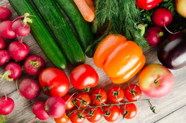  Tahta arka planda taze sebzeler