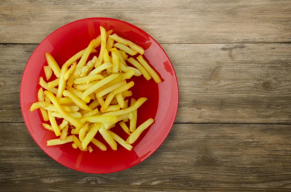 Freír las patatas sobre un fondo de madera —  Fotos de Stock