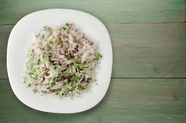 Sałatka daikon, cebuli i koperkiem w drewnianych — Zdjęcie stockowe