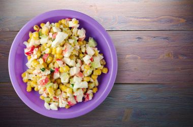 bir tepside Yengeç Salatası 