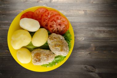  göğsü bir tabak patates ile