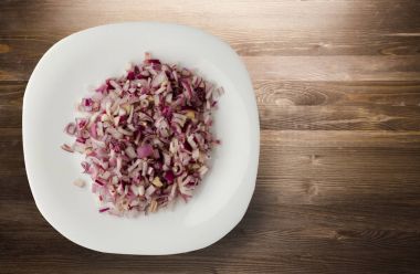 ahşap arka plan üzerinde kırmızı soğan 