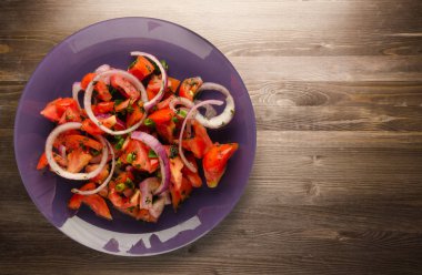 domates, soğan, ahşap arka plan üzerinde bir tabakta rezene