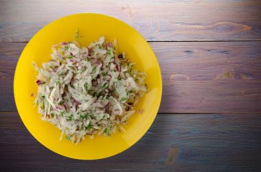 salata daikon, soğan ve bir tahta üzerine dereotu 