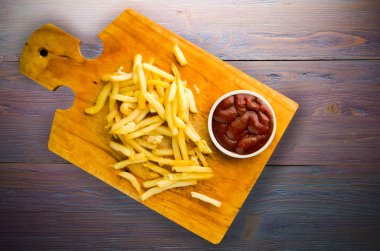 ahşap bir zemin üzerine ketçap ile kızarmış patates. patates kızartması o