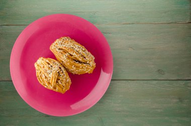 bir plaka üstüne susam ile kek görüntülemek.  