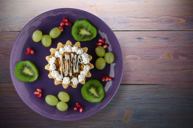 tatlı kek ve meyve (üzüm, kivi, nar) bir woode