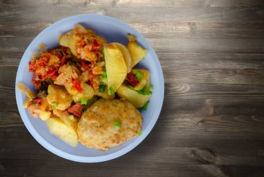 Patates ve haşlanmış domates ile Beşamel sos.  