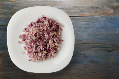 ahşap arka plan üzerinde kırmızı soğan 