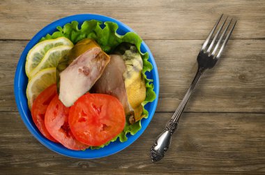 bir plaka üzerinde füme uskumru 