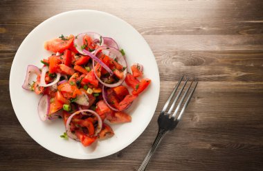 domates, soğan, ahşap arka plan üzerinde bir tabakta rezene